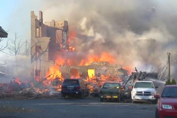 В США кузнец-любитель сжег три городских квартала, пытаясь выковать меч В США кузнец-любитель сжег три городских квартала, пытаясь выковать меч