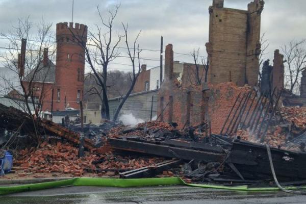 В США кузнец-любитель сжег три городских квартала, пытаясь выковать меч В США кузнец-любитель сжег три городских квартала, пытаясь выковать меч