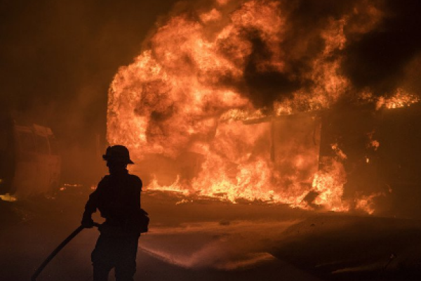 В Калифорнии бушуют пожары: продолжается эвакуация населения, известно имя первой жертвы