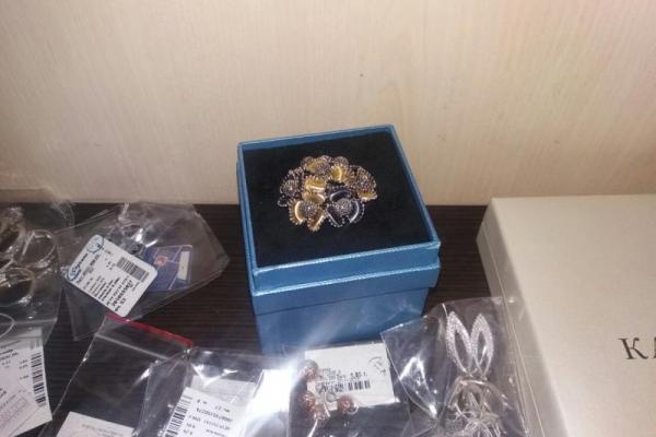 "Cеребряная обувь и золотой чай": На КПВВ "Марьинка" задержали женщину с украшениями на 200 000 грн "Cеребряная обувь и золотой чай": На КПВВ "Марьинка" задержали женщину с украшениями на 200 000 грн