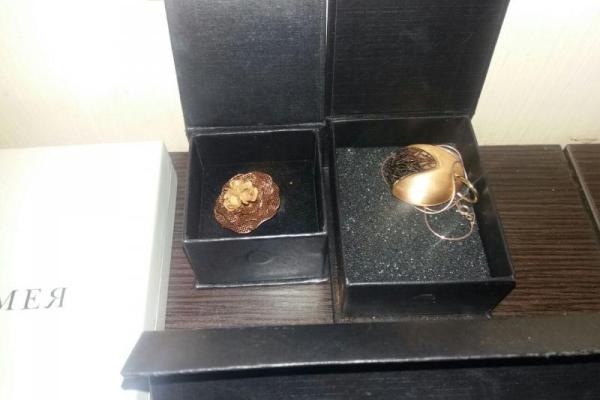 "Cеребряная обувь и золотой чай": На КПВВ "Марьинка" задержали женщину с украшениями на 200 000 грн "Cеребряная обувь и золотой чай": На КПВВ "Марьинка" задержали женщину с украшениями на 200 000 грн