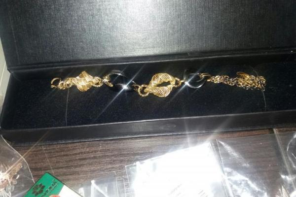 "Cеребряная обувь и золотой чай": На КПВВ "Марьинка" задержали женщину с украшениями на 200 000 грн "Cеребряная обувь и золотой чай": На КПВВ "Марьинка" задержали женщину с украшениями на 200 000 грн