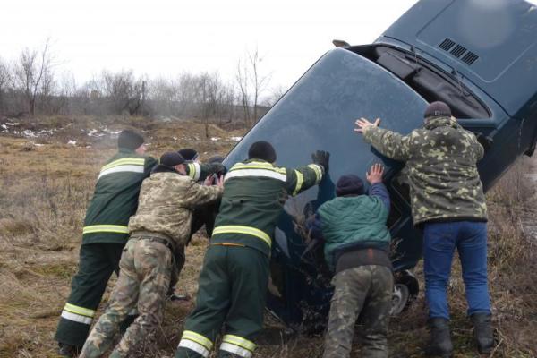 В Черкасской области из затопленного карьера достали "ВАЗ": внутри салона нашли тело водителя В Черкасской области из затопленного карьера достали "ВАЗ": внутри салона нашли тело водителя