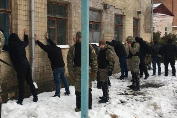 На Винничине задержана группа вооруженных мужчин при попытке рейдерского захвата предприятия На Винничине задержана группа вооруженных мужчин при попытке рейдерского захвата предприятия
