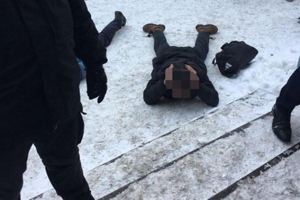 На Винничине задержана группа вооруженных мужчин при попытке рейдерского захвата предприятия На Винничине задержана группа вооруженных мужчин при попытке рейдерского захвата предприятия