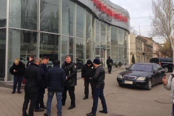 Оперативный план "Гром": В Одессе полиция штурмовала здание с забаррикадировавшимся преступником Оперативный план "Гром": В Одессе полиция штурмовала здание с забаррикадировавшимся преступником