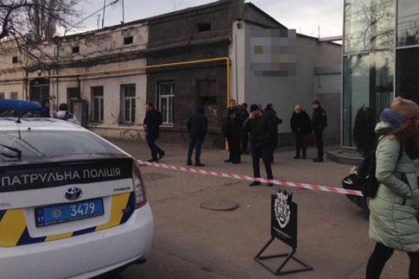 Оперативный план "Гром": В Одессе полиция штурмовала здание с забаррикадировавшимся преступником Оперативный план "Гром": В Одессе полиция штурмовала здание с забаррикадировавшимся преступником
