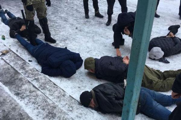 На Винничине задержана группа вооруженных мужчин при попытке рейдерского захвата предприятия На Винничине задержана группа вооруженных мужчин при попытке рейдерского захвата предприятия