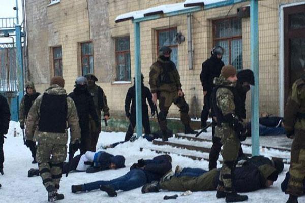 На Винничине задержана группа вооруженных мужчин при попытке рейдерского захвата предприятия На Винничине задержана группа вооруженных мужчин при попытке рейдерского захвата предприятия
