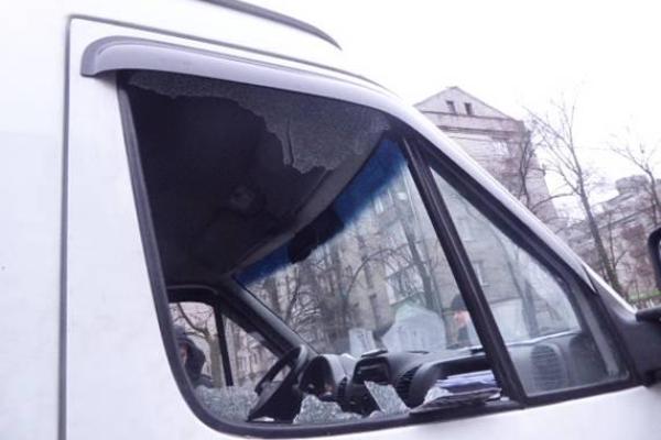 В Киеве разыскивают водителя, который открыл стрельбу по микроавтобусу Mercedes Sprinter В Киеве разыскивают водителя, который открыл стрельбу по микроавтобусу Mercedes Sprinter
