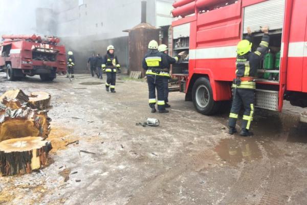 В Днепре спасатели ликвидировали пожар в цеху по производству обуви В Днепре спасатели ликвидировали пожар в цеху по производству обуви