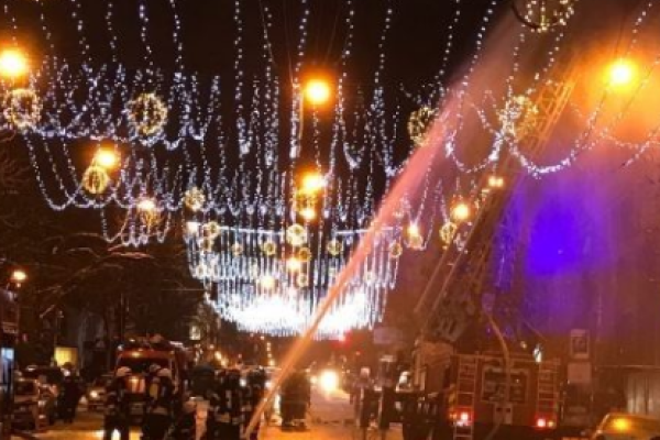 К месту масштабного пожара в центре Киева стягиваются бригады ГСЧС