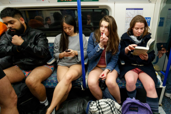 По миру прокатился веселый флешмоб "В метро без штанов"