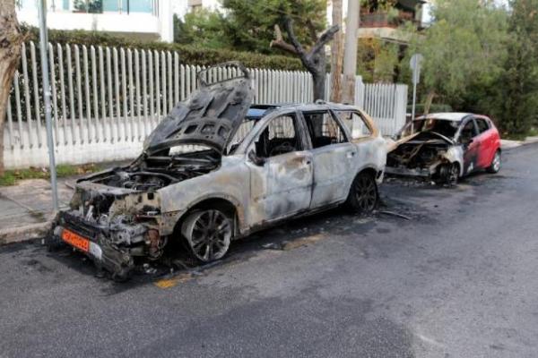 "Коктейли Молотова" и сгоревшие авто: в Афинах совершено нападение на посольство Украины