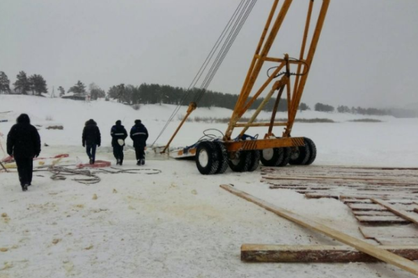 В России на реке Лена за 5 дней под лед ушло два трактора, бензовоз и автокран В России на реке Лена за 5 дней под лед ушло два трактора, бензовоз и автокран