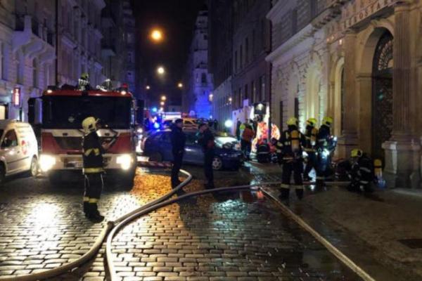 В центре Праги горит отель: спасатели проводят эвакуацию постояльцев В центре Праги горит отель: спасатели проводят эвакуацию постояльцев