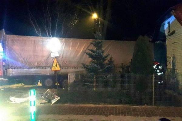 В Польше фура протаранила забор и въехала в дом, в котором спали трое детей В Польше фура протаранила забор и въехала в дом, в котором спали трое детей