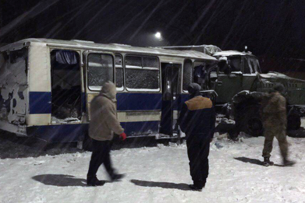 Военный "КрАЗ" протаранил автобус с горняками шахты "Алмазная": есть пострадавшие Военный "КрАЗ" протаранил автобус с горняками шахты "Алмазная": есть пострадавшие