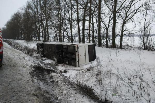 На трассе "Чугуев-Меловое" перевернулся автобус с людьми: есть пострадавшие