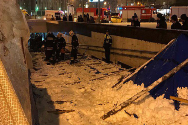 В центре Москвы произошло обрушение строительных лесов: пострадали 7 человек 