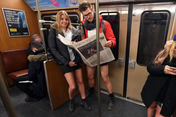 По миру прокатился веселый флешмоб "В метро без штанов"