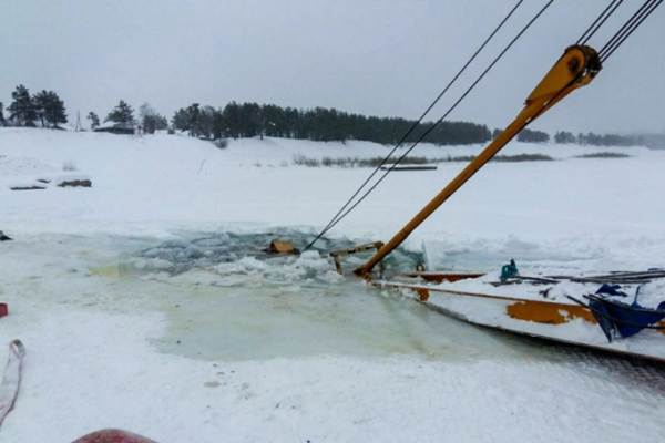 В России на реке Лена за 5 дней под лед ушло два трактора, бензовоз и автокран В России на реке Лена за 5 дней под лед ушло два трактора, бензовоз и автокран