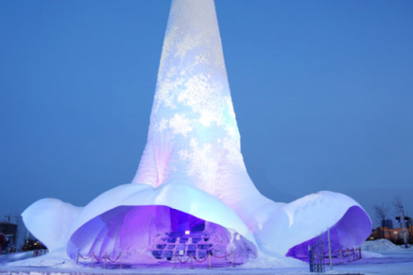 В Китае студенты соорудили ледяную башню высотой более 30 метров