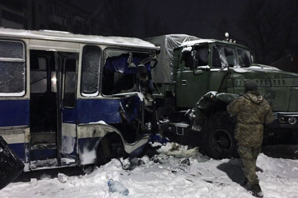 Военный "КрАЗ" протаранил автобус с горняками шахты "Алмазная": есть пострадавшие Военный "КрАЗ" протаранил автобус с горняками шахты "Алмазная": есть пострадавшие