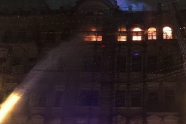 К месту масштабного пожара в центре Киева стягиваются бригады ГСЧС