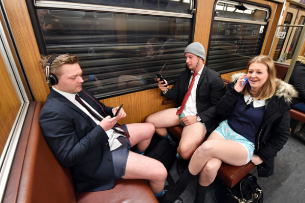 По миру прокатился веселый флешмоб "В метро без штанов"