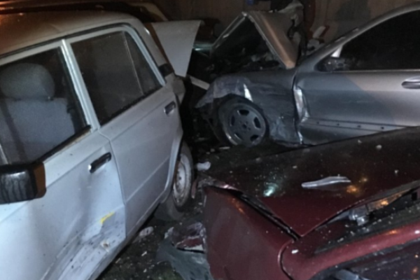 В Ровно Mercedes протаранил бетонное ограждение автостоянки и более 20 автомобилей В Ровно Mercedes протаранил бетонное ограждение автостоянки и более 20 автомобилей