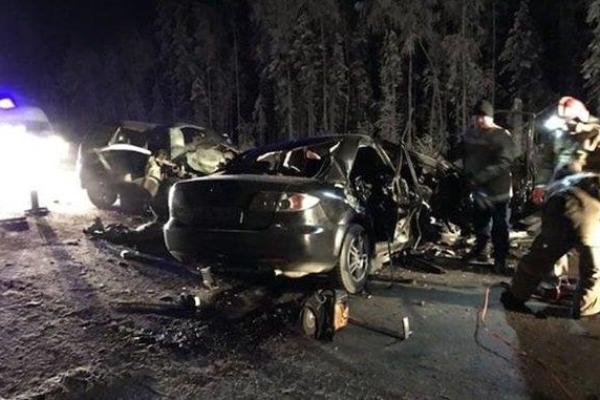 В России столкнулись Renault Duster и Mazda: в ДТП погибло 10 человек, среди них 4 ребенка В России столкнулись Renault Duster и Mazda: в ДТП погибло 10 человек, среди них 4 ребенка