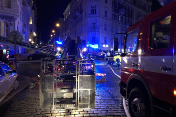 В центре Праги горит отель: спасатели проводят эвакуацию постояльцев В центре Праги горит отель: спасатели проводят эвакуацию постояльцев