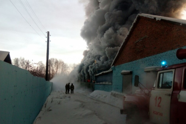 В России под Новосибирском горит обувная фабрика: погибли китайские рабочие В России под Новосибирском горит обувная фабрика: погибли китайские рабочие