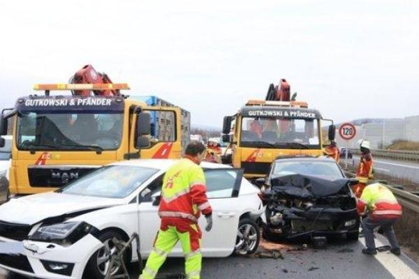 Разбитые авто, 18 пострадавших и пробка длиной 7 км: в Германии произошло масштабное ДТП