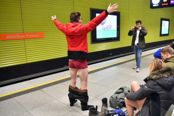 По миру прокатился веселый флешмоб "В метро без штанов"