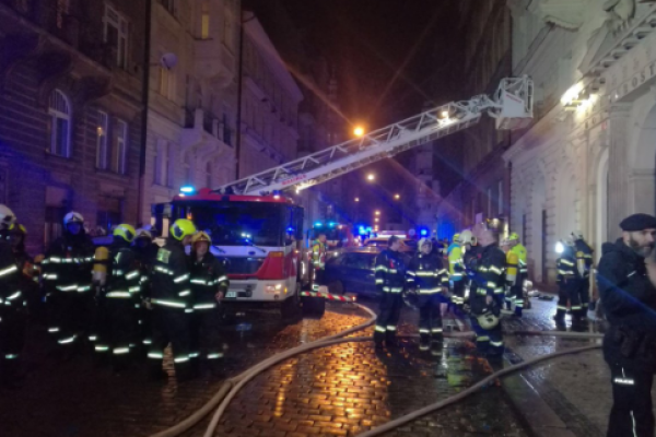 В центре Праги горит отель: спасатели проводят эвакуацию постояльцев В центре Праги горит отель: спасатели проводят эвакуацию постояльцев