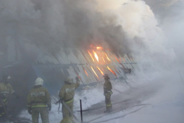 В России под Новосибирском горит обувная фабрика: погибли китайские рабочие В России под Новосибирском горит обувная фабрика: погибли китайские рабочие