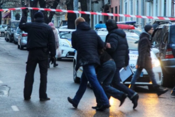 Стрельба в центре Одессы: ранены трое полицейских, преступник застрелен Стрельба в центре Одессы: ранены трое полицейских, преступник застрелен