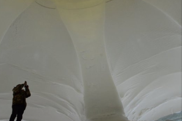 В Китае студенты соорудили ледяную башню высотой более 30 метров