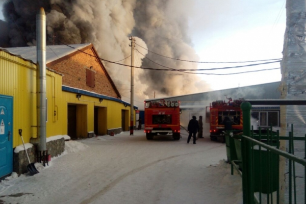 В России под Новосибирском горит обувная фабрика: погибли китайские рабочие В России под Новосибирском горит обувная фабрика: погибли китайские рабочие