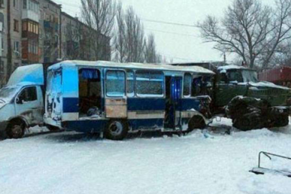 Военный "КрАЗ" протаранил автобус с горняками шахты "Алмазная": есть пострадавшие Военный "КрАЗ" протаранил автобус с горняками шахты "Алмазная": есть пострадавшие