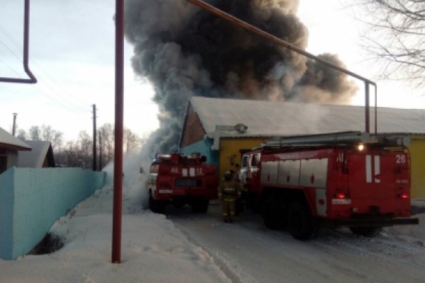 В России под Новосибирском горит обувная фабрика: погибли китайские рабочие В России под Новосибирском горит обувная фабрика: погибли китайские рабочие