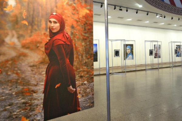 В Киеве открылась фотовыставка, посвященная памяти Амины Окуевой В Киеве открылась фотовыставка, посвященная памяти Амины Окуевой