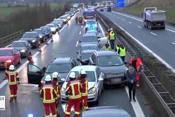 Разбитые авто, 18 пострадавших и пробка длиной 7 км: в Германии произошло масштабное ДТП
