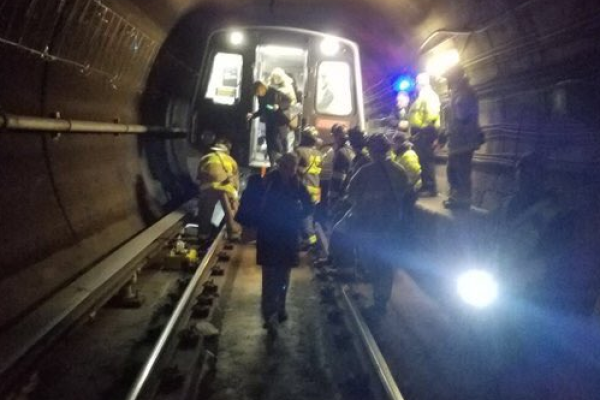 В Вашингтоне сошел с рельсов поезд метро: проводилась эвакуация пассажиров