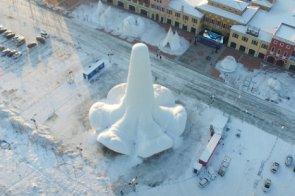 В Китае студенты соорудили ледяную башню высотой более 30 метров