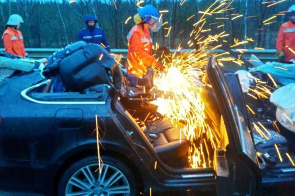 Истерзанная Skoda и два тела: спасателям пришлось разрезать иномарку, попавшую в ДТП Истерзанная Skoda и два тела: спасателям пришлось разрезать иномарку, попавшую в ДТП
