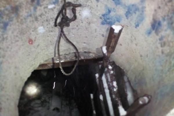 В Мариуполе ребенок провалился в 4-метровый люк во время катания на санках В Мариуполе ребенок провалился в 4-метровый люк во время катания на санках