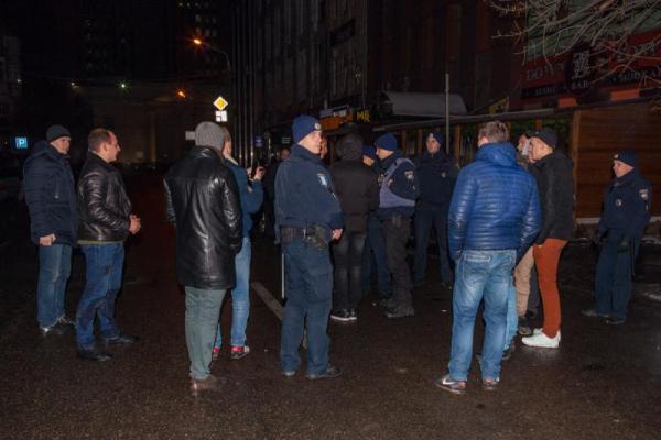 Кровавая одежда и разбитые лица: В Днепре возле ночного клуба произошла массовая драка Кровавая одежда и разбитые лица: В Днепре возле ночного клуба произошла массовая драка